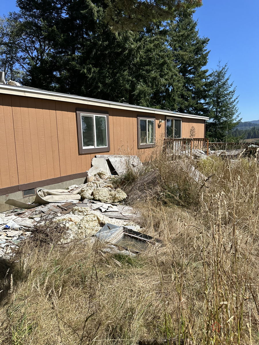 Beautiful Views from this MFH in Coos Bay, OR!