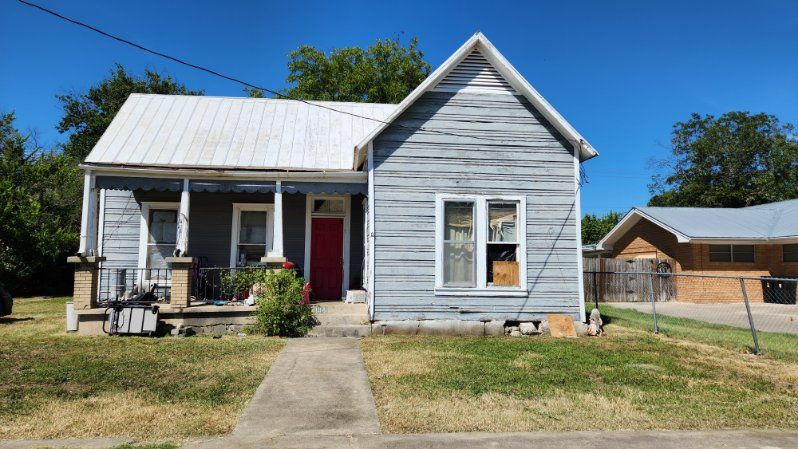 104 S Broad St. Lampasas