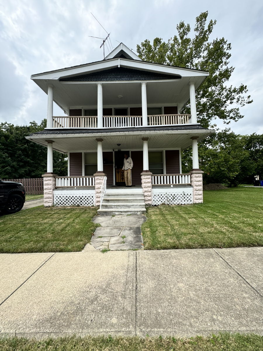 VACANT TURN-KEY TRIPLEX!!