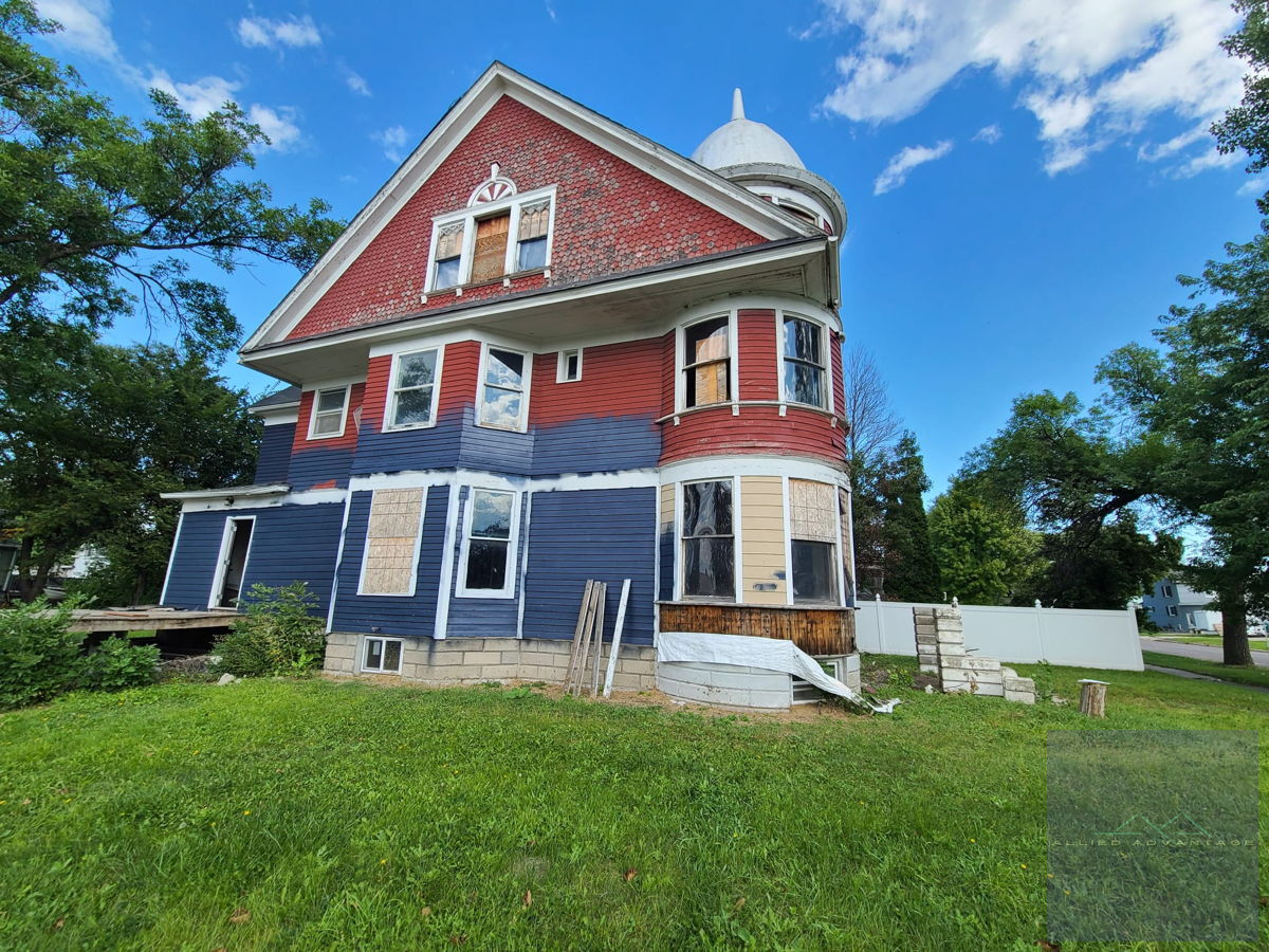 UNIQUE FixerUpper in historic part of Wahpeton ND