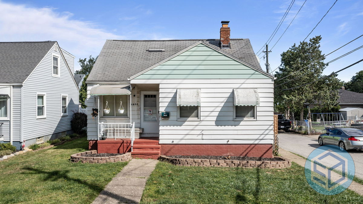 🔥🏚️ BROOKLYN, OHIO CAPE COD WITH DETACHED GARAGE!🏚️🔥