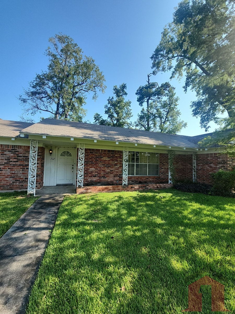 Off Market brick ranch walking distance to Lake Houston Asking $145K, ARV $250K