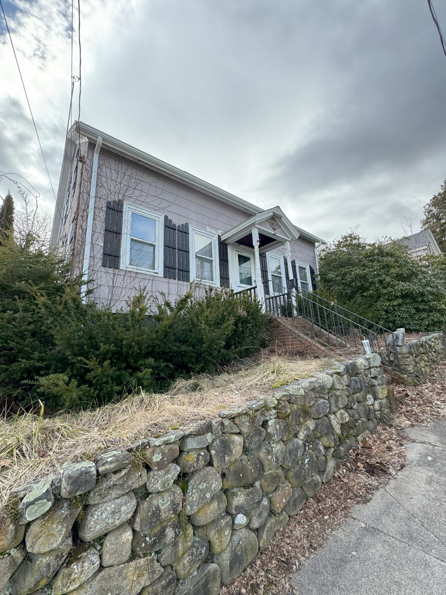 ** HOT **   FIX N' FLIP PROPERTY!  AMESBURY, MA  (SINGLE FAMILY)