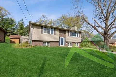🏡 INCOME POTENTIAL Fix-and-Flip in West Des Moines! 🛠️✨