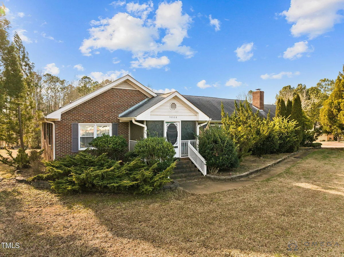 AMAZING RANCH HOUSE WITH LARGE LOT IN APEX, NC