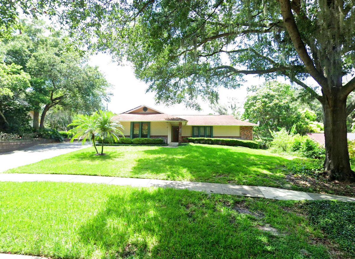 32835 🌴 Spacious 3-Bed Pool Home with Huge Lot & Incredible Potential!