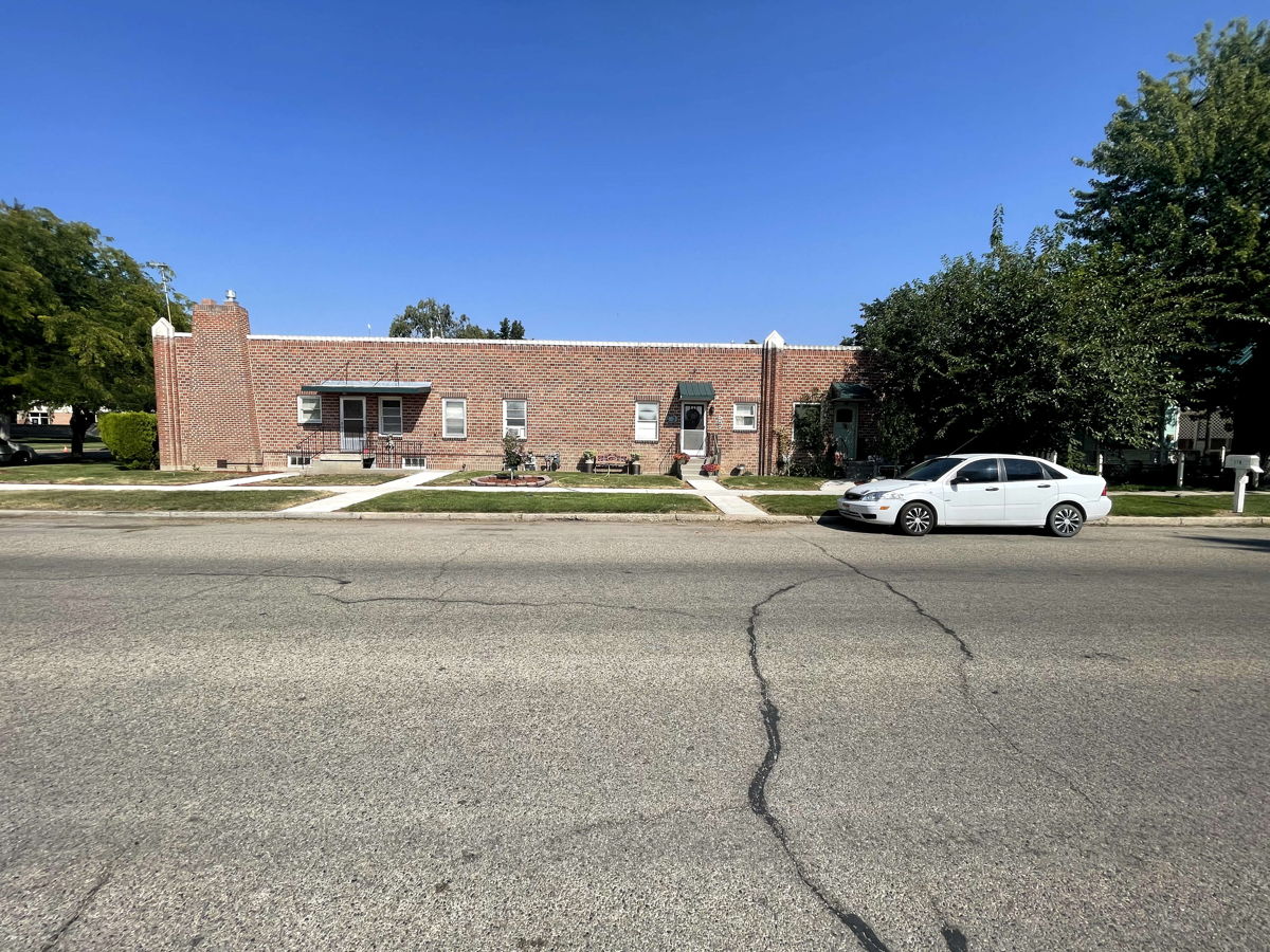 5 Unit Apartment Complex with upside to raise rents