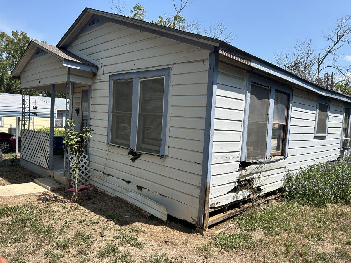 Adorable SEGUIN Flip UNDER $100K!💰