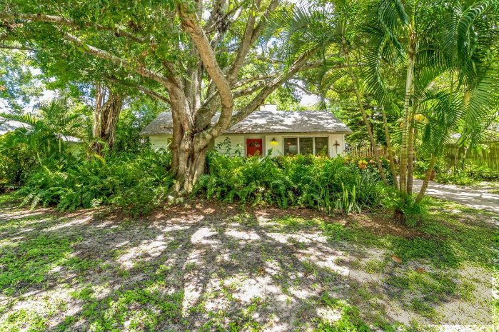 GREAT FIX AND FLIP OR BUY AND HOLD IN SARASOTA