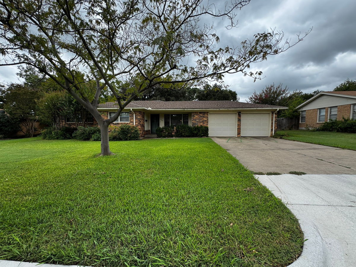 3/2/2 Brick Houses w/ a POOL in Richland Hills, TX 76118