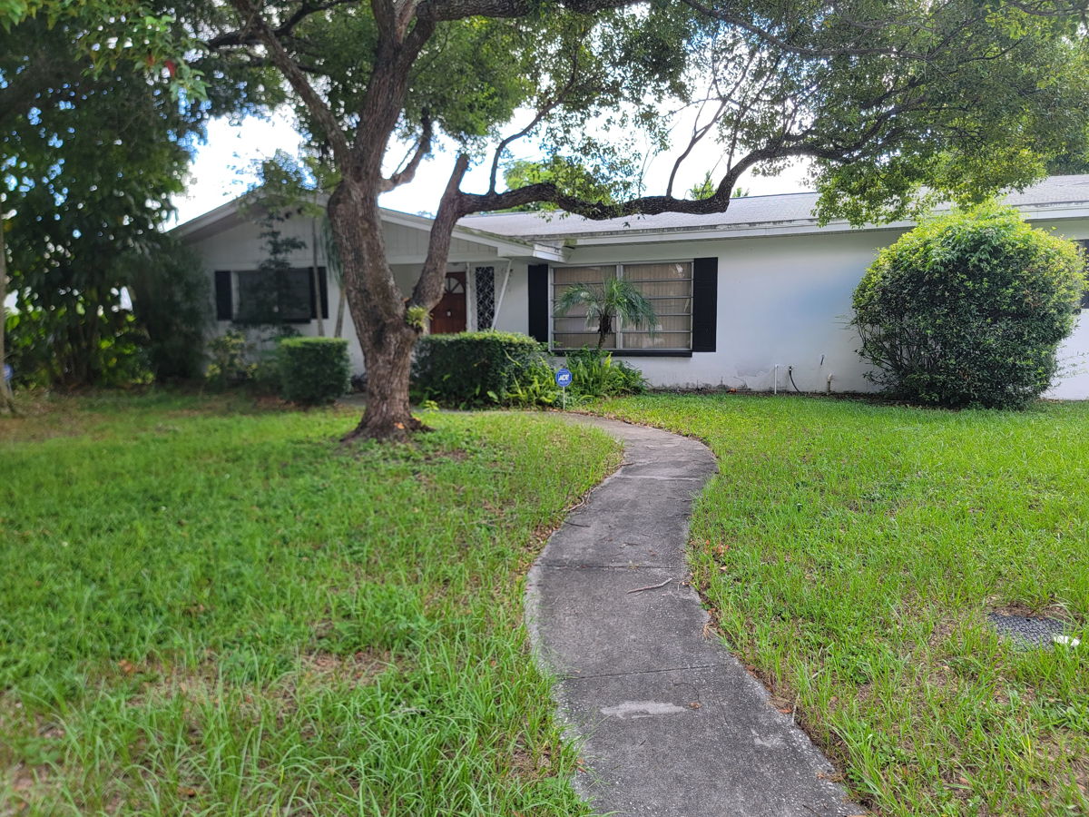 Tampa 2/3 BD and 2 BA SFH on Large corner lot ( Not in MLS)