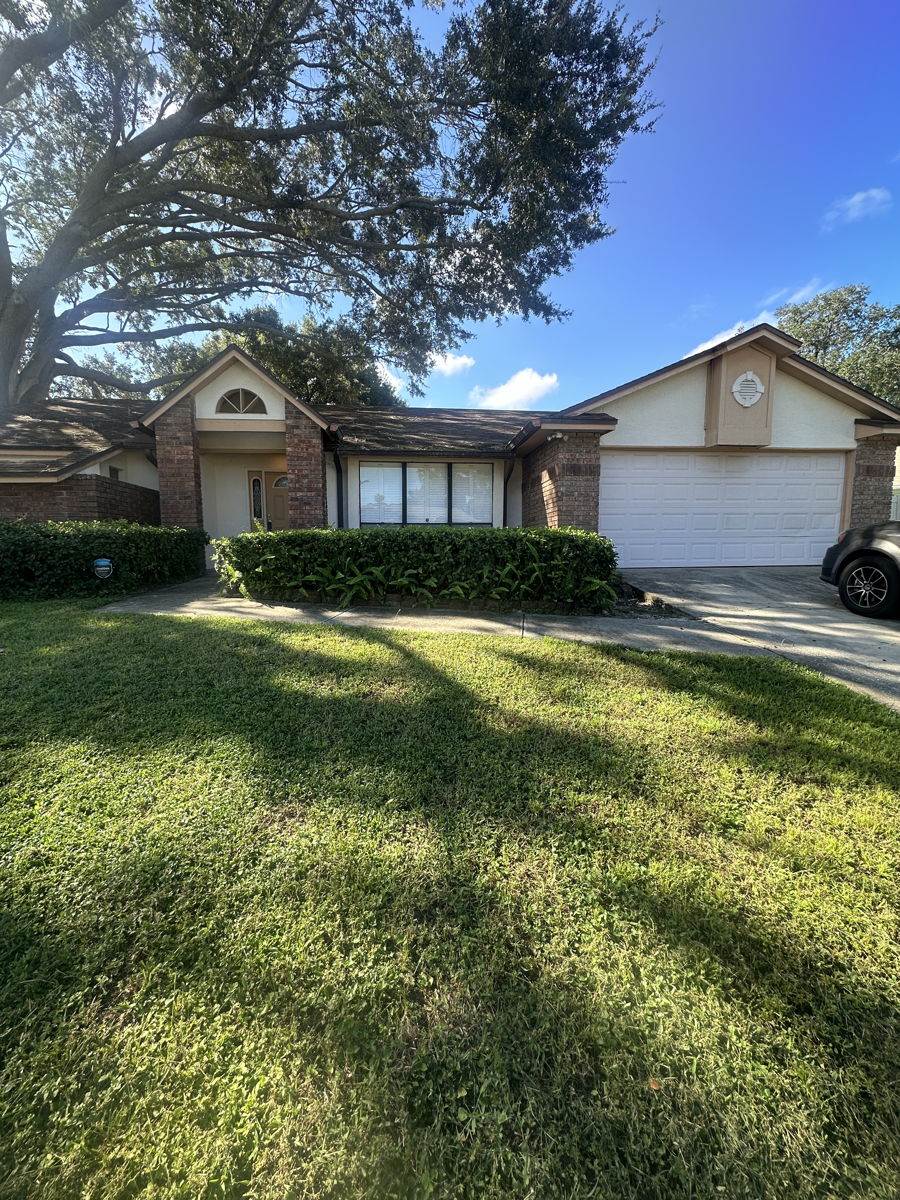 🏡 Spacious 3/2.5 Home with Huge Potential in Brandon! 🏡