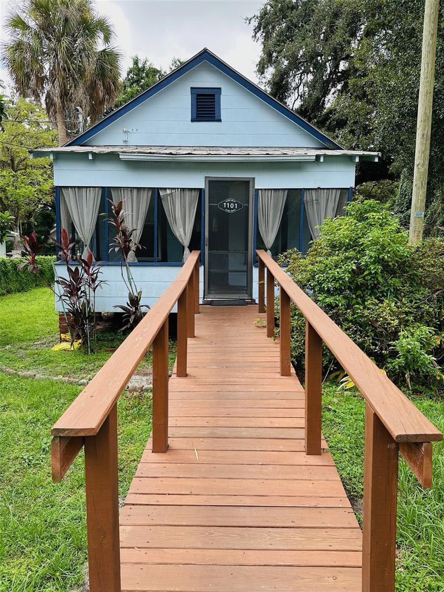 🏡 Bungalow with Huge Potential in Central Tampa! 🏡