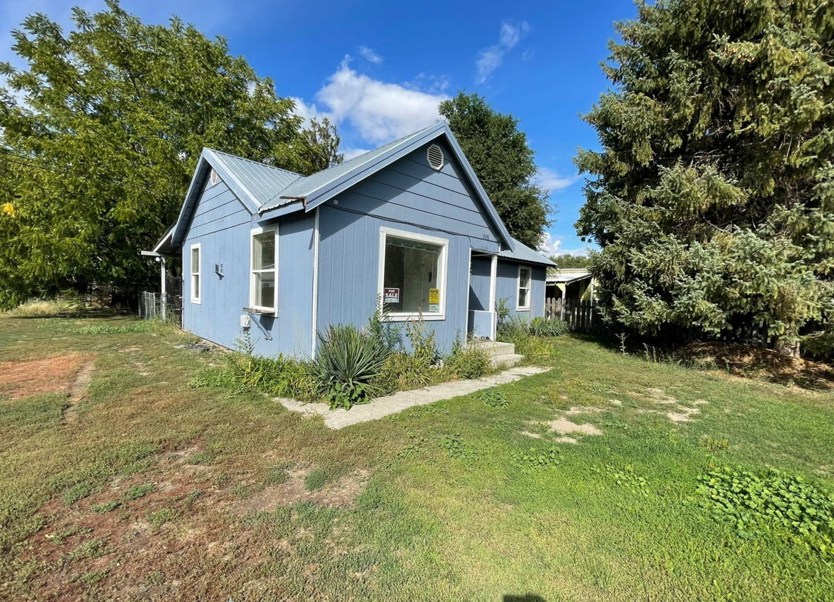 Great Flip or Rental Opportunity in Oroville, WA