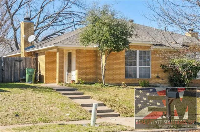 Charming Arlington Home Near UTA – Upgraded Features, New Roof & More!