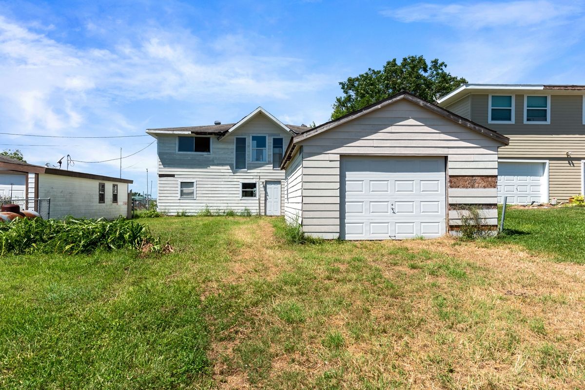 (Brazoria, TX) 🏚️ $90k Profit Waterfront Fix & Flip 🏡