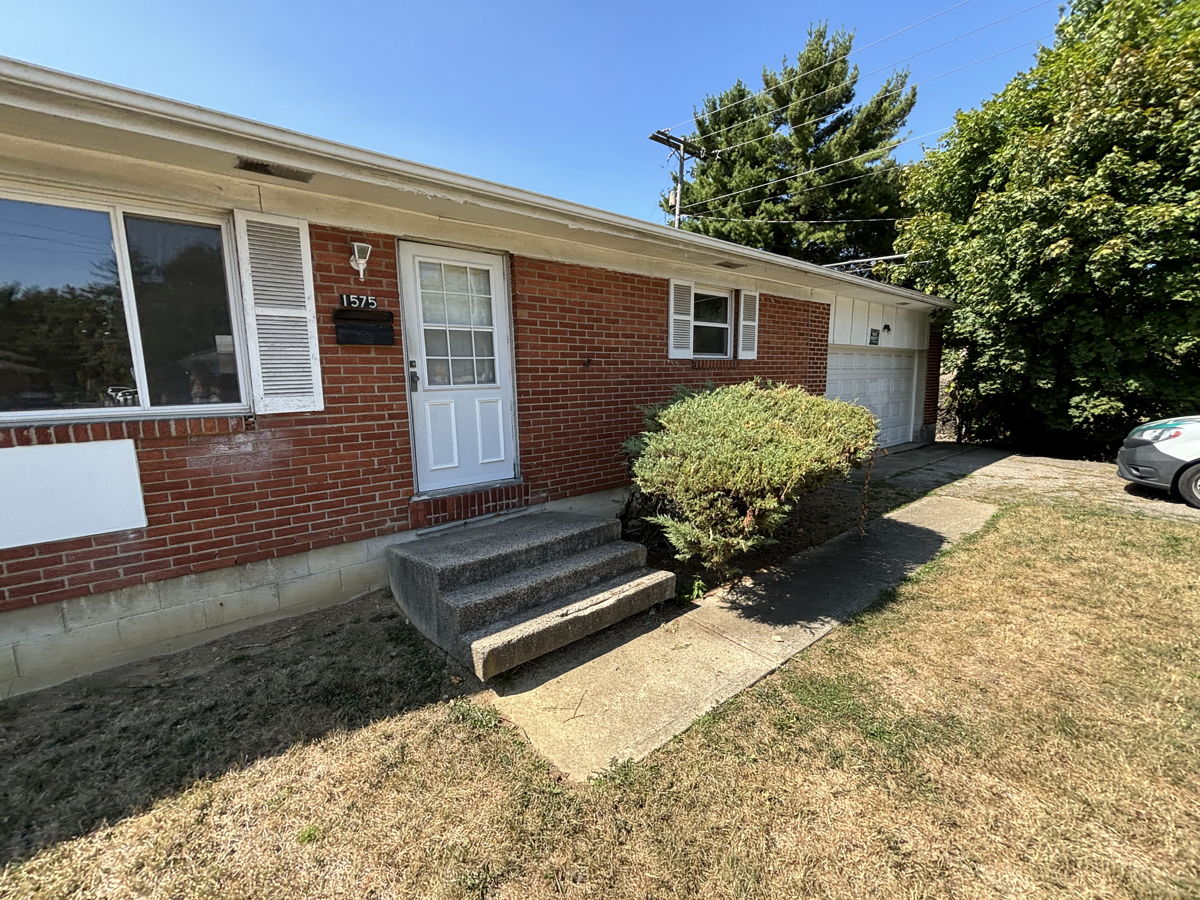 Duplex in Columbus, OH! 1/4 Acre Lot! Full Basement!