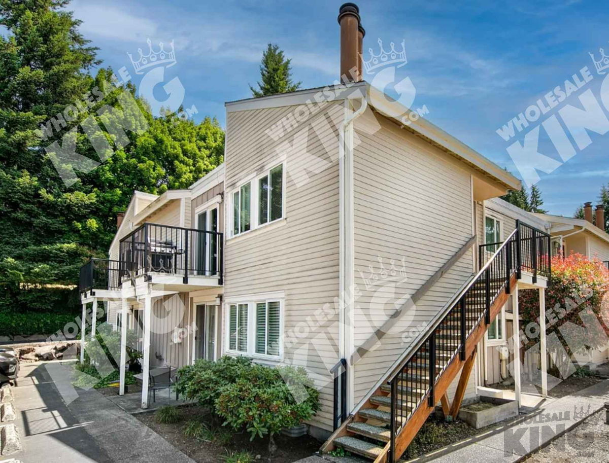 👑Amazing Remodel Opportunity in a Desired Kirkland, WA Neighborhood!👑 - $299,000