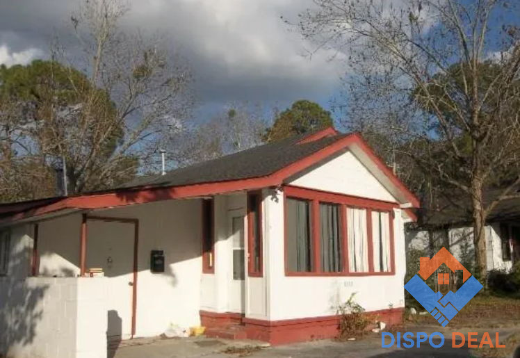 🏡 Charming Bungalow Investment in Savannah, GA – Divided for Dual Living or Income Potential! 🌟