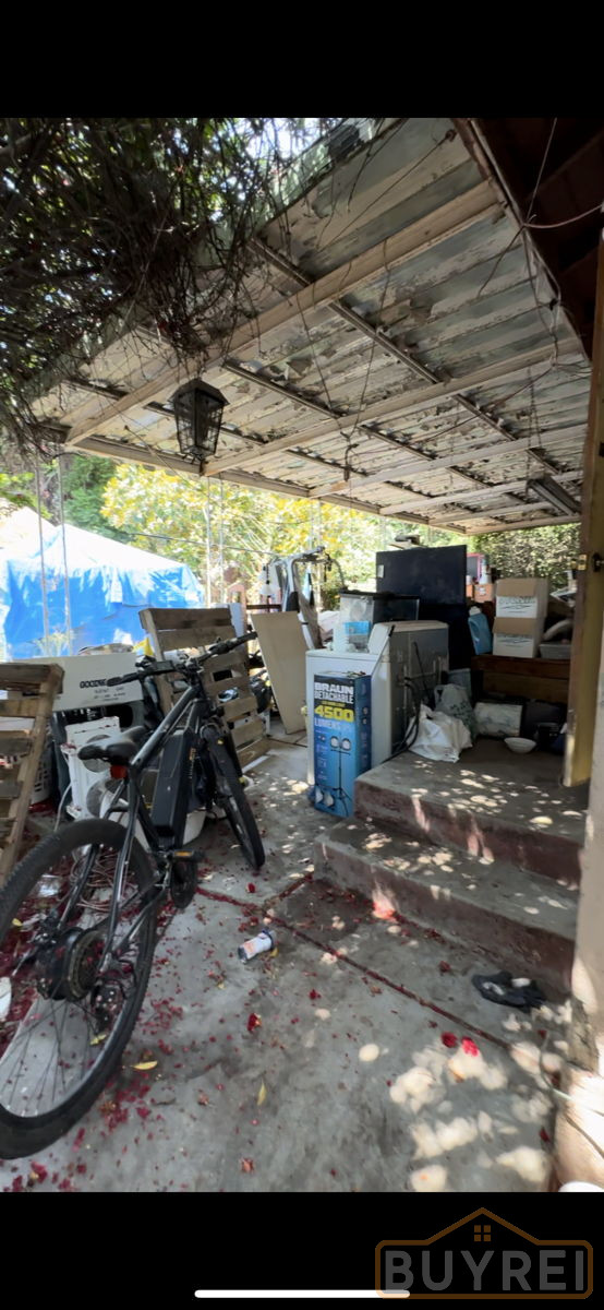 Rare opportunity in Mission Hills SFR