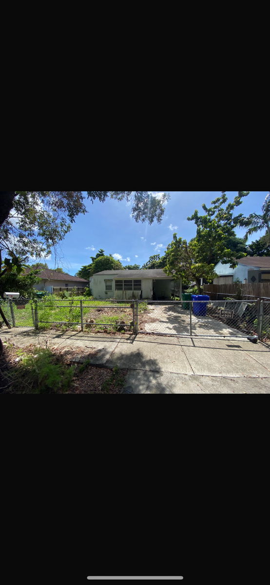 (🌴 Coral Gables,FL) 🚨 GREAT FLIP OR LAND DEVELOPMENT 🚨 2 Bedroom 1.5 Bath