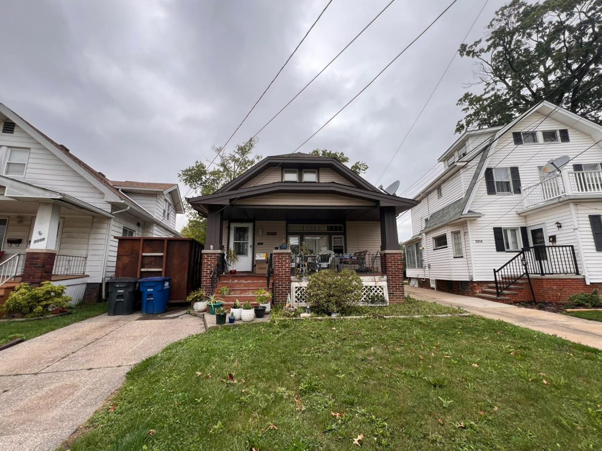 (Lakewood, OH)🚨GREAT FLIP!🚨 3 Bed 1 Bath Fixer Upper Starting at $220K!🔥