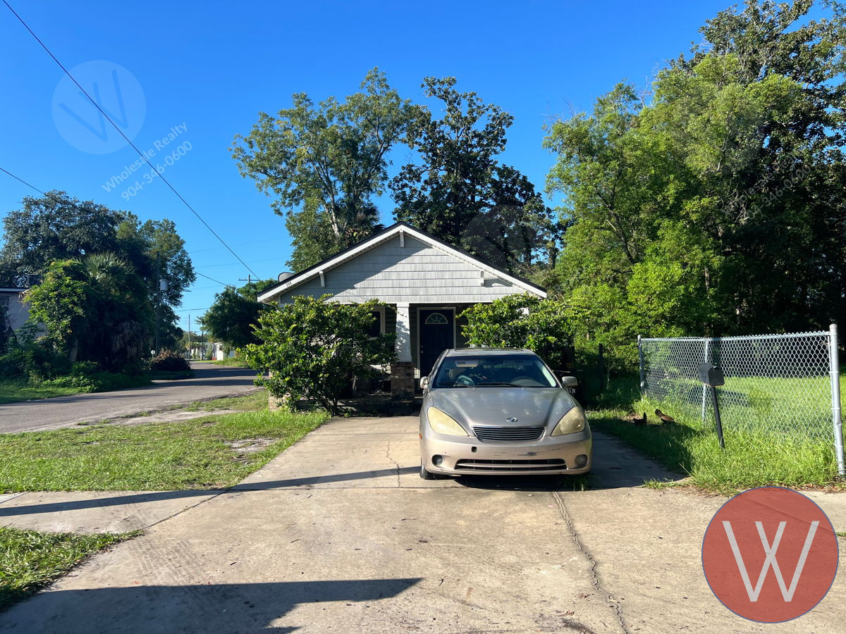 Fixer Special 🛠️ 1044 SQFT 3/2 Built in 2015 🏡