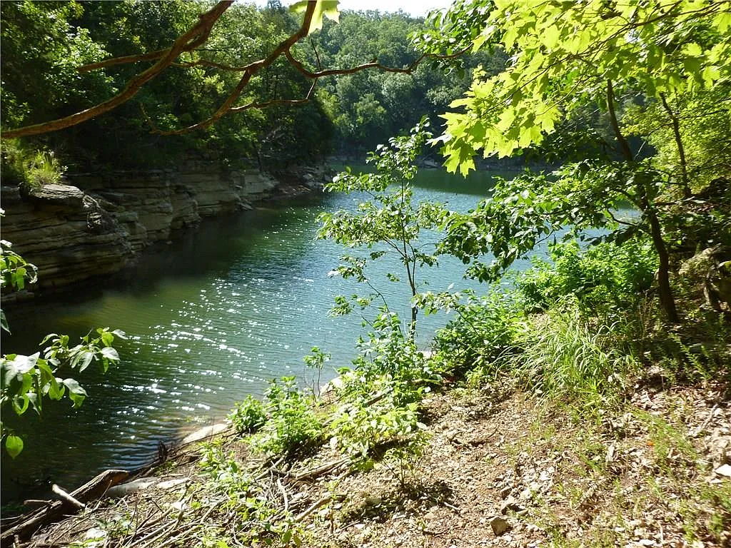 4.05 Lakefront Acres North of The Ozarks, AR!