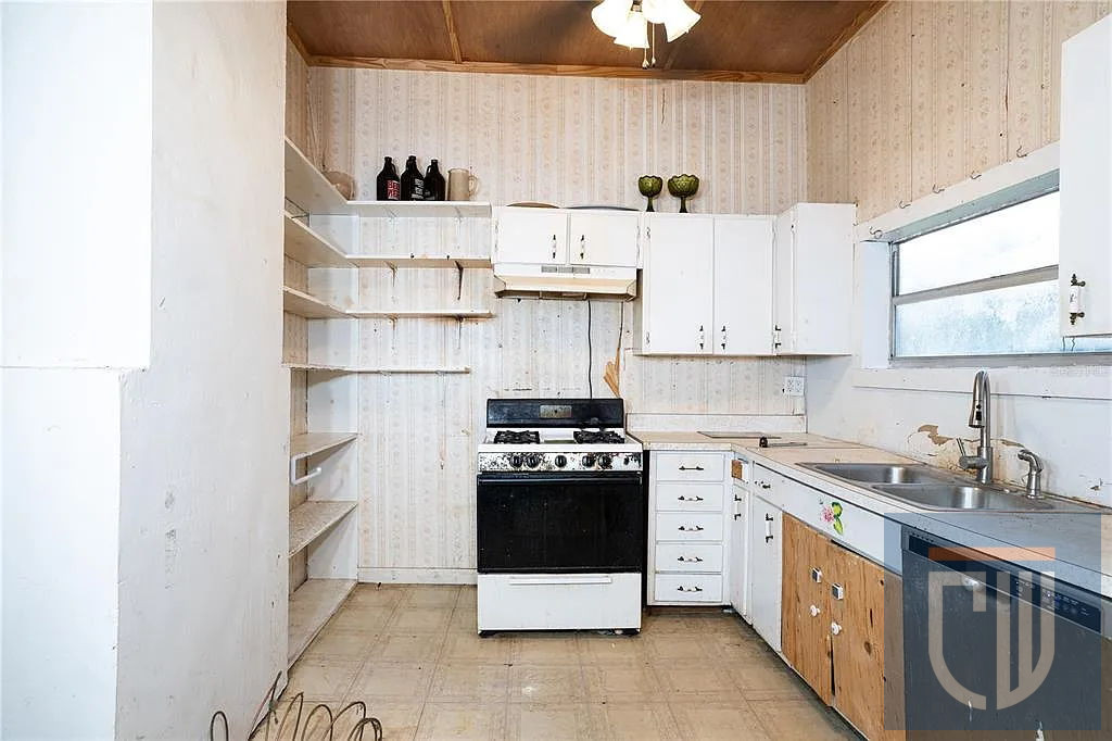 6-Figure Profit Potential: Fort Meade Fixer-Upper 🔨 Buy $114K ARV $220k