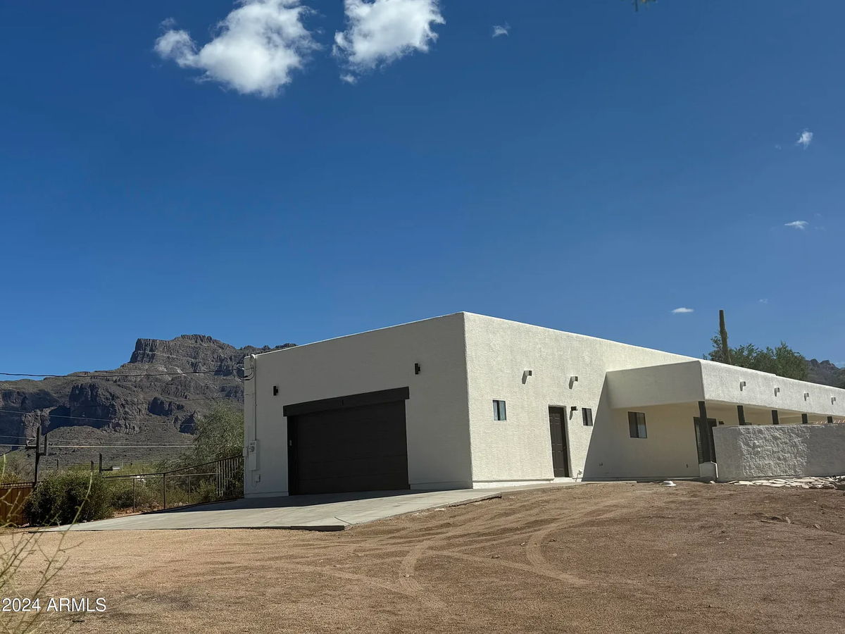 💰Spacious Home for Sale in Apache Junction, AZ 85119 🏡