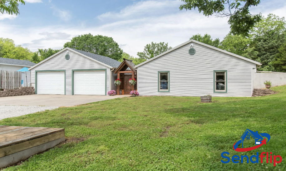 2 properties on 1 lot! Huge Potential in Warsaw, MO