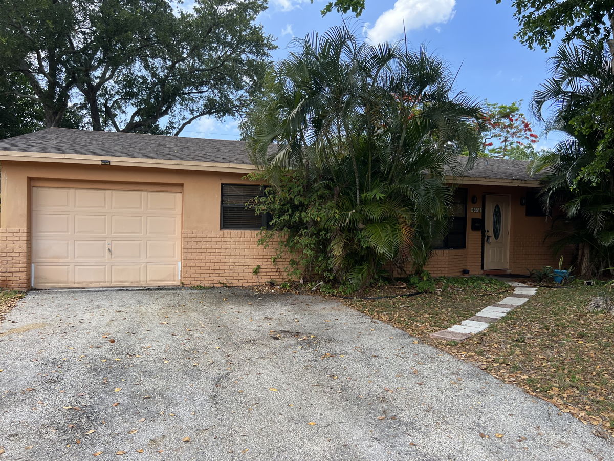 4461 NW 3rd Ct, Plantation, FL 33317