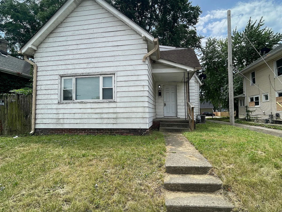 🚨 GREAT DEAL!🚨 4 Bed 1 Bath Fixer with Detached 2 space Garage! ONLY $129K