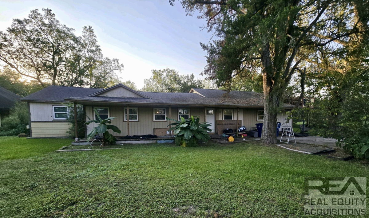 Impressive Flip Opportunity: 5BR/3BA on 1 Acre in Angleton, TX!