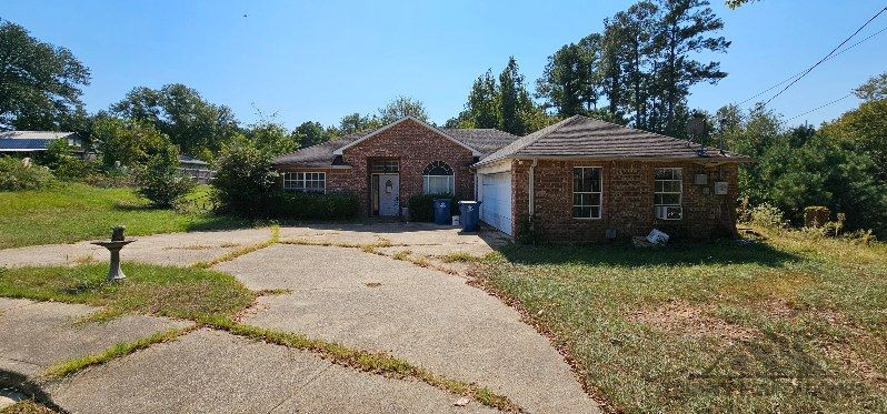 Vacant Fixer-Upper: Prime Investment in Henderson, TX!