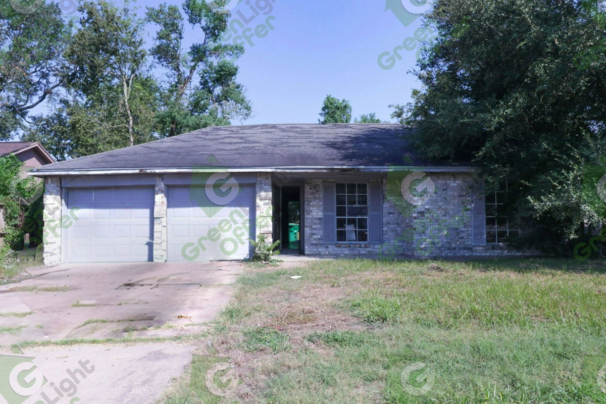 Investor dream! 💰 Ideal Equity! 🏡✨ 3/2 Brick Home in South Houston! 🌆🔑