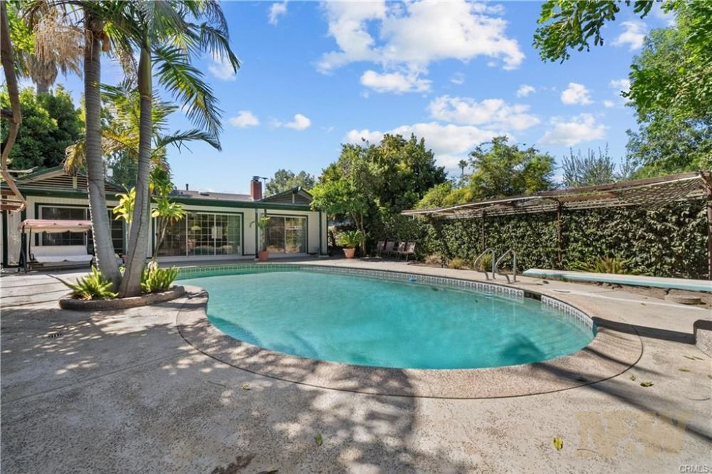 MID CENTURY POOL HOME IN VAN NUYS/VALLEY GLEN