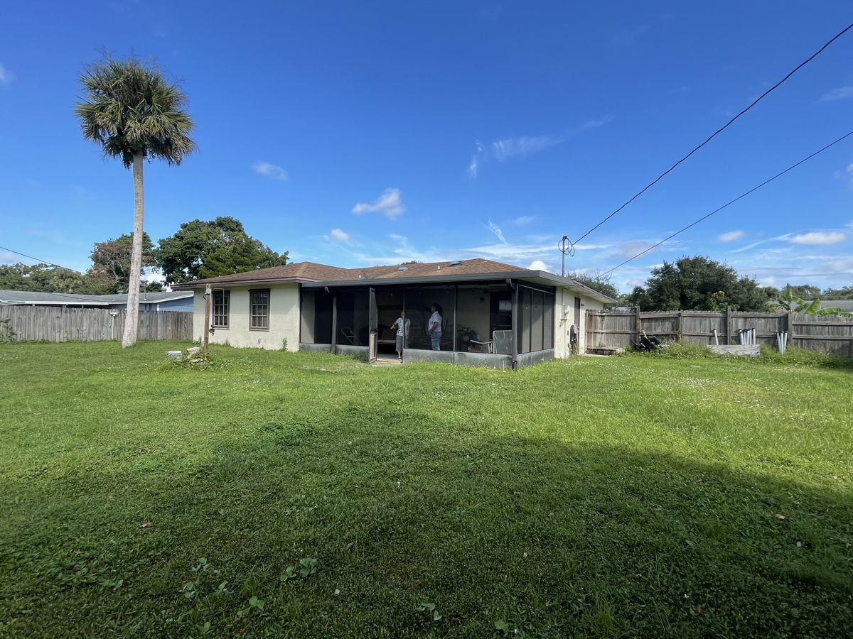 🌴🚨Property with GREAT space in Coral St, Fort Pierce, FL🚨🌴