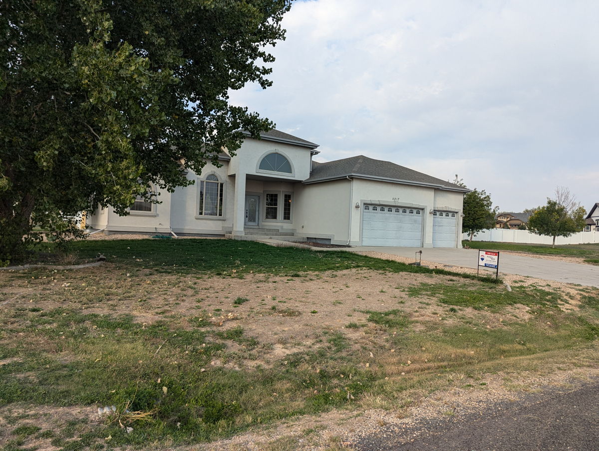 Stunning 6/3 - 1.01 Acres lot SFR in Evans, CO 80634🏠🔑
