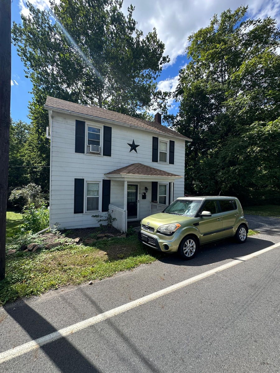 🏡👨‍🌾SFH Farmhouse in Newport, great rental right in town.