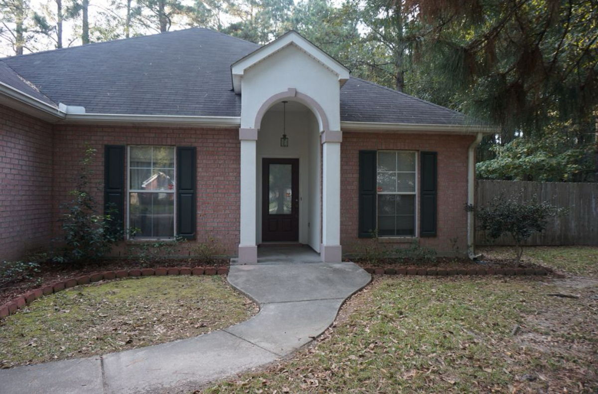 GREAT WHOLETAIL OPPORTUNITY IN PONCHATOULA FOR $154,900!! RE-LIST FOR $210,000!!