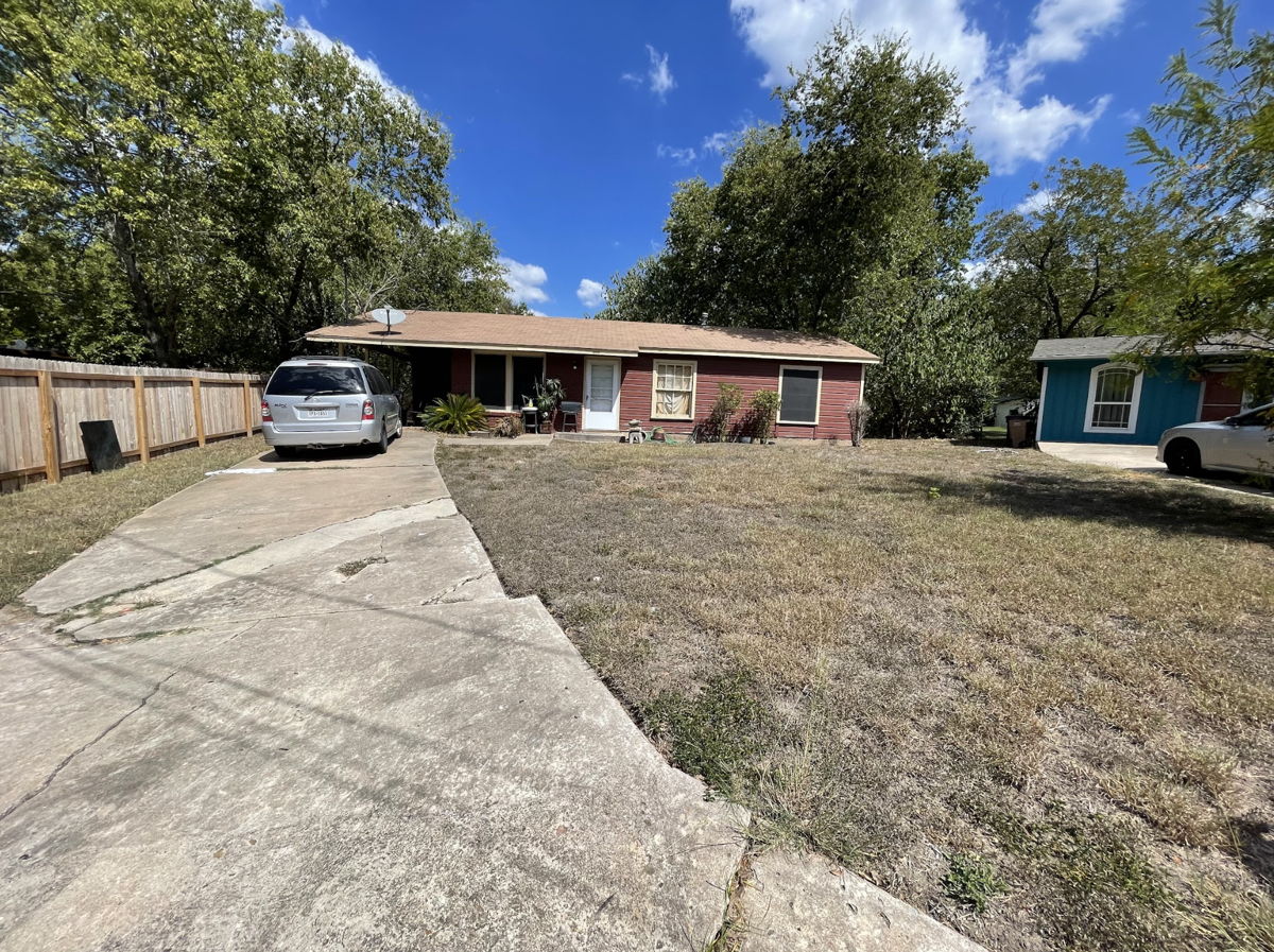 🏠🔨 CHARMING FIXER 4 miles east of UT| Austin, TX | Check out more photos & videos on our page ➡️🏠
