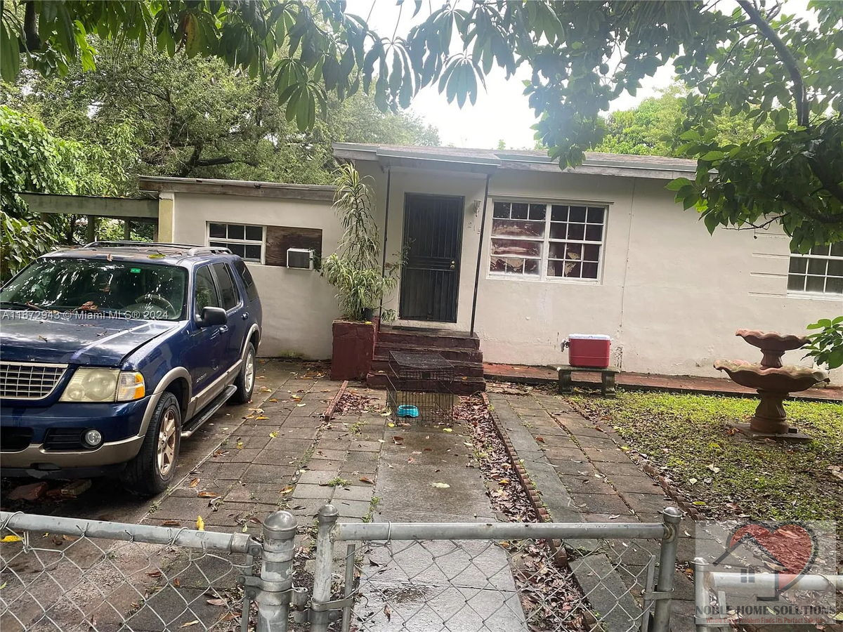 🔥 Fixer-Upper in Miami – 3/2 Pool Home on Large Lot! Act Fast!