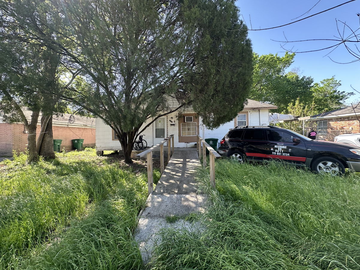 3712 Collingsworth St, Houston TX 77026