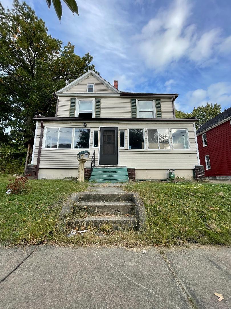 Fix and flip property, or great buy and hold in Goodyear heights!!