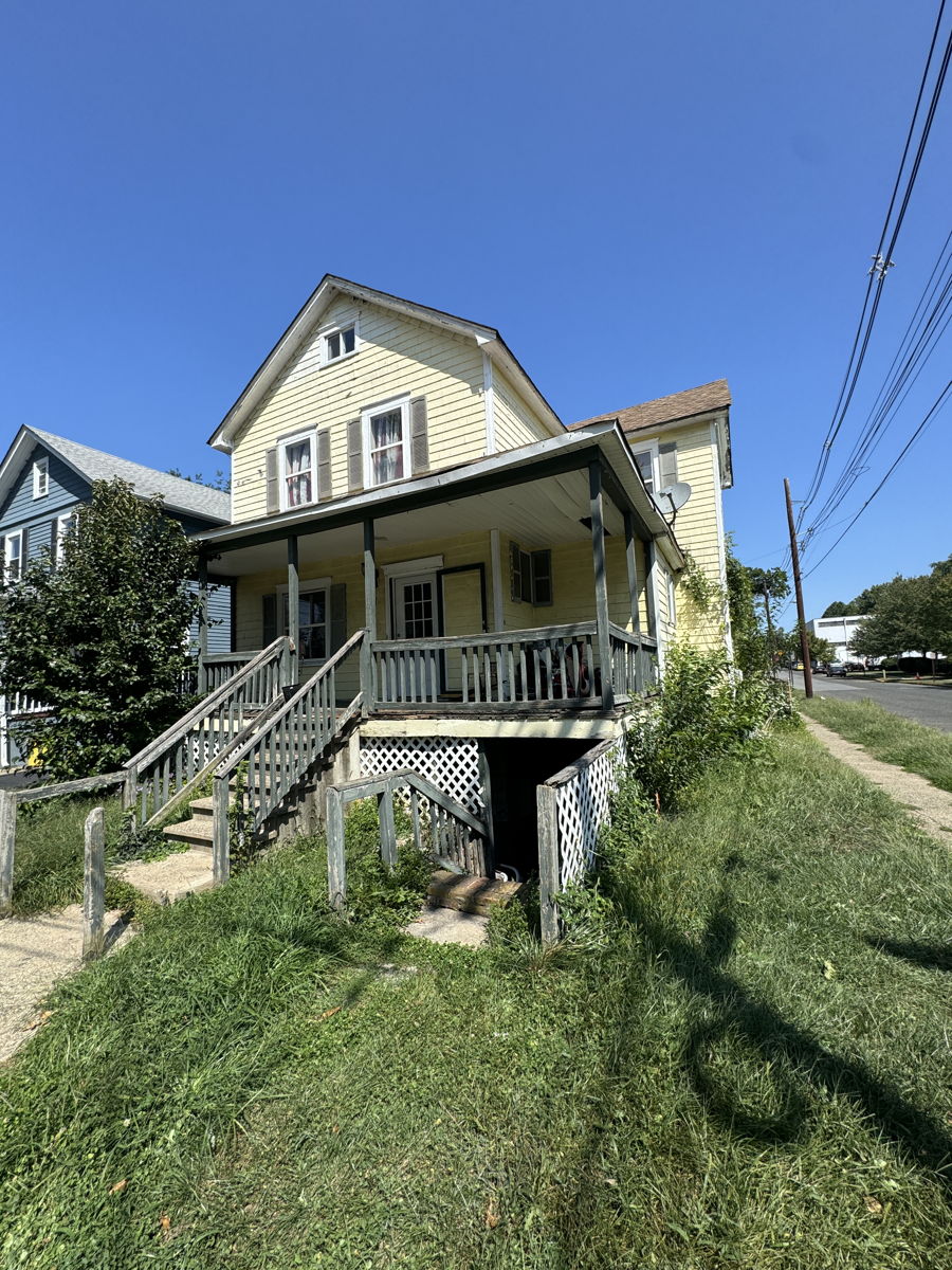 3BED/2BATH - 2 STORY COLONIAL IN FREEHOLD BORO, NJ - $305,000