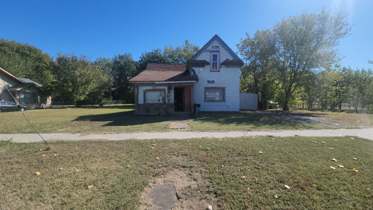 🏚️ Fixer-Upper in Okmulgee 🛠️✨ Full Remodel Needed