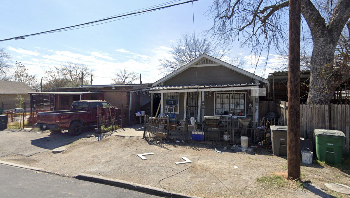 🌟 Hot Price Alert! Snag This Amazing 2-for-1 Opportunity! 🌟 Off-market treasure in San Antonio 78207🏡✨