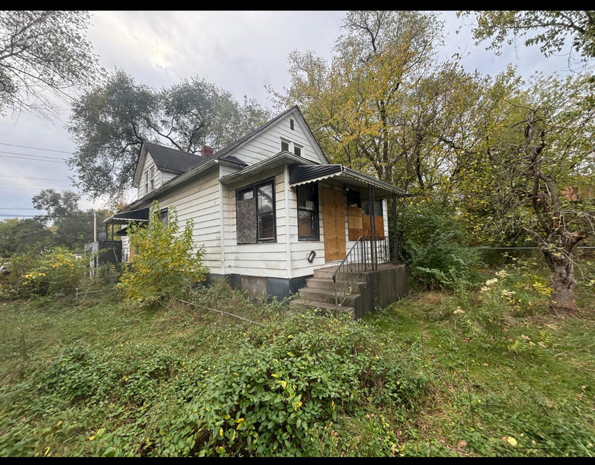 Gary, Indiana Fixer upper !!