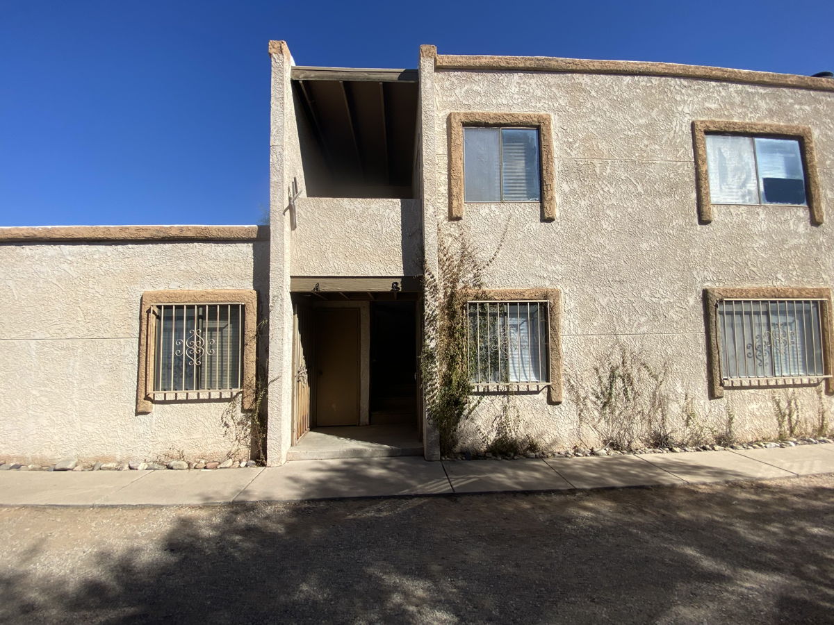 Triplex Opportunity: 2 Bed/1 Bath Units | 1 Vacant | Priced at $305K📈